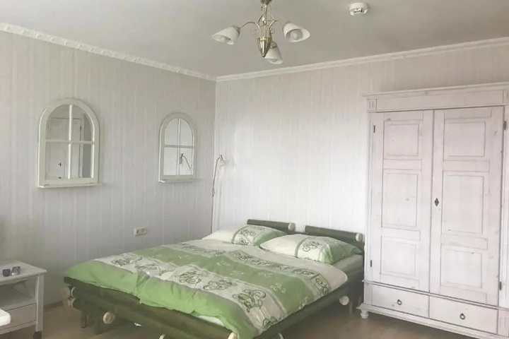 Room 2 of 10