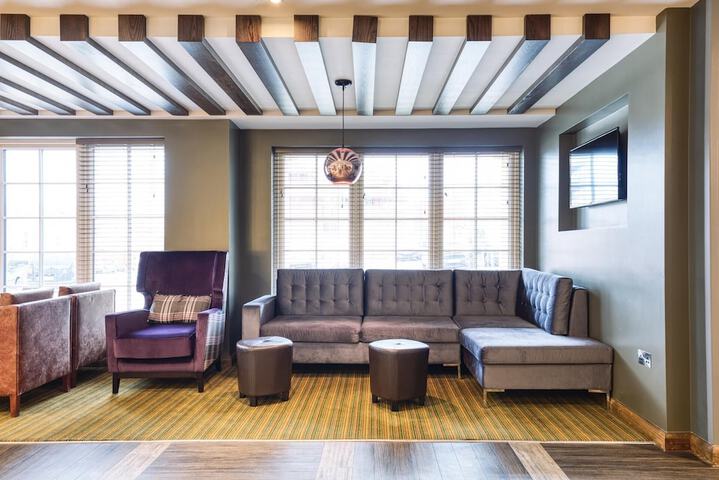 Lounge 19 of 24