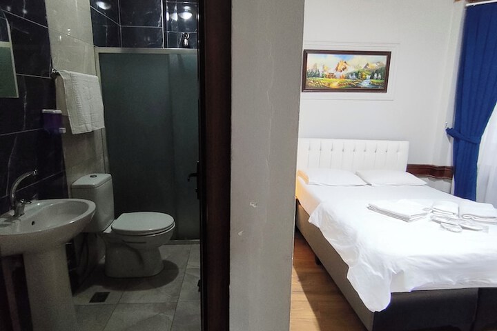 Room 4 of 9