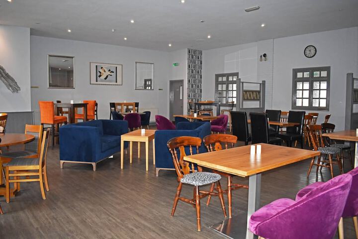 Lounge 83 of 89