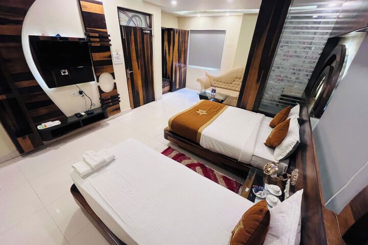 Room 8 of 18