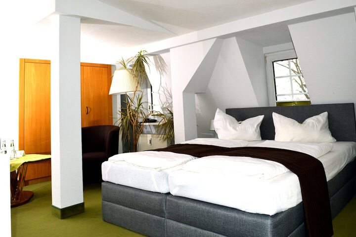 Room 3 of 64