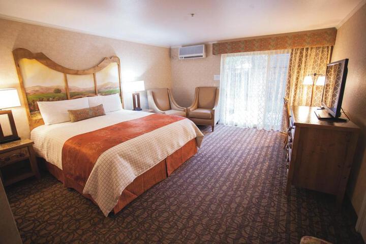 1 King Bed (2 of 13)