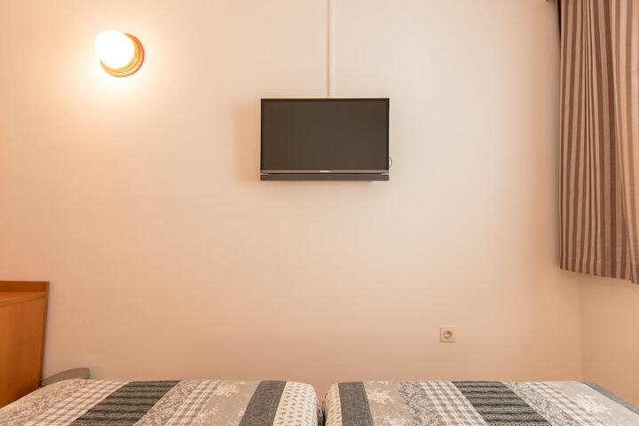 Room 4 of 81