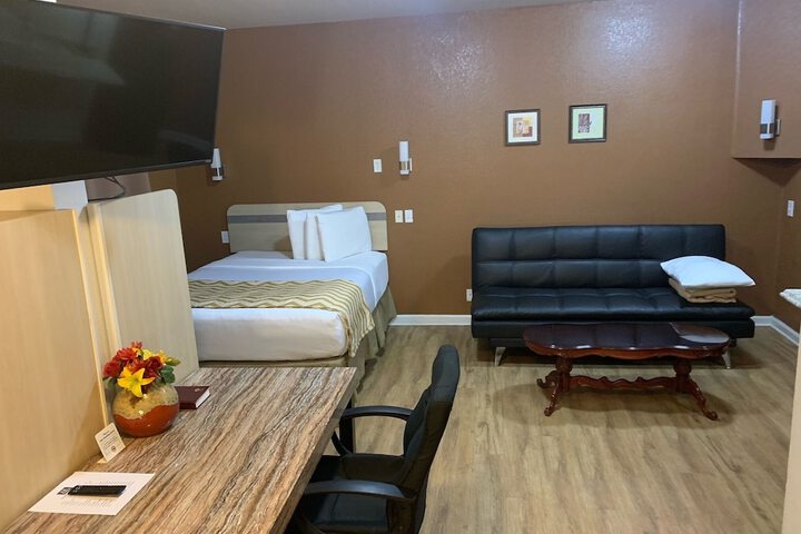 1 King Bed (4 of 15)