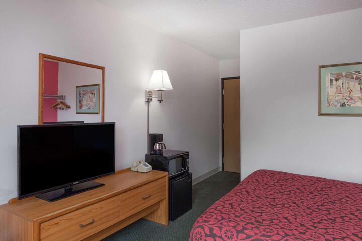 1 Queen Bed (5 of 9)