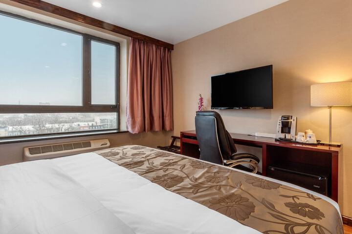 1 King Bed (1 of 14)