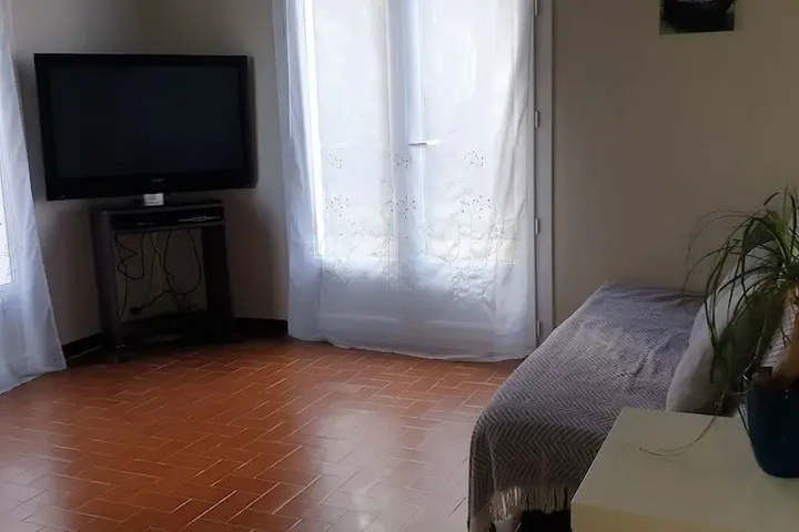 Room 5 of 12