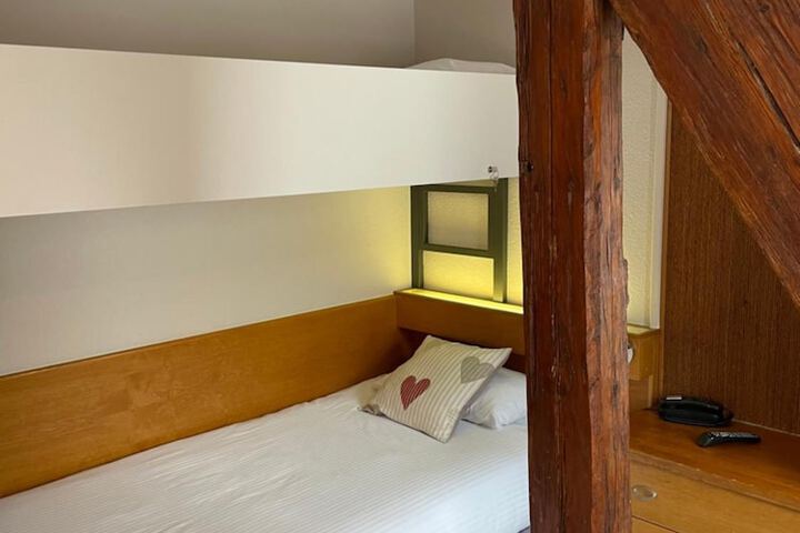 Room 9 of 32