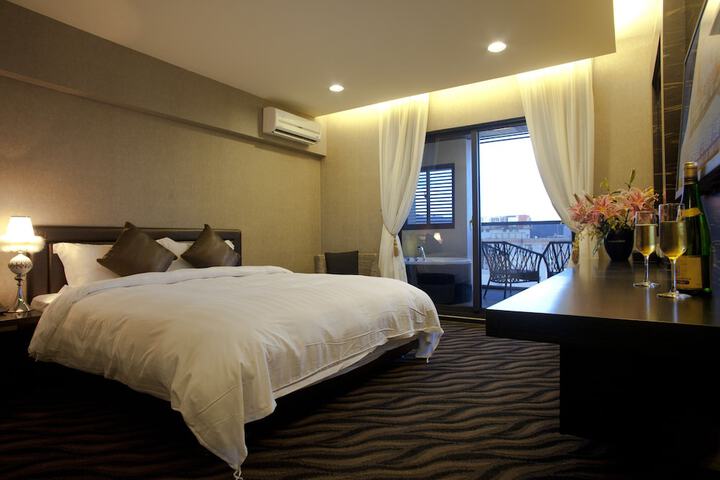 Room 13 of 36