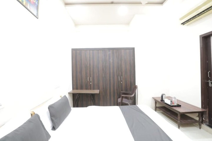 Room 6 of 12