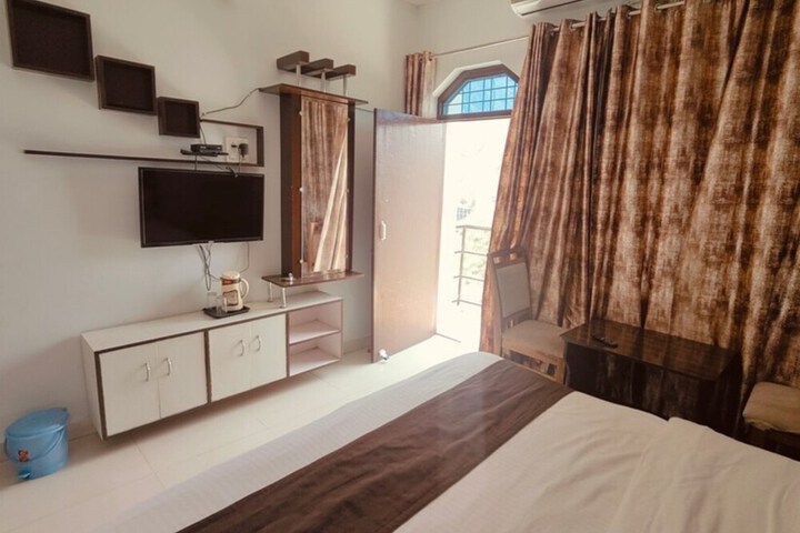 Room 9 of 14