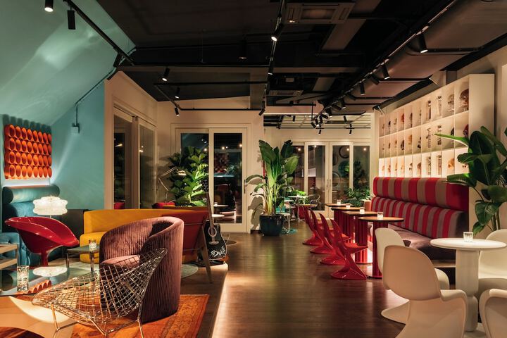 Lounge 48 of 60