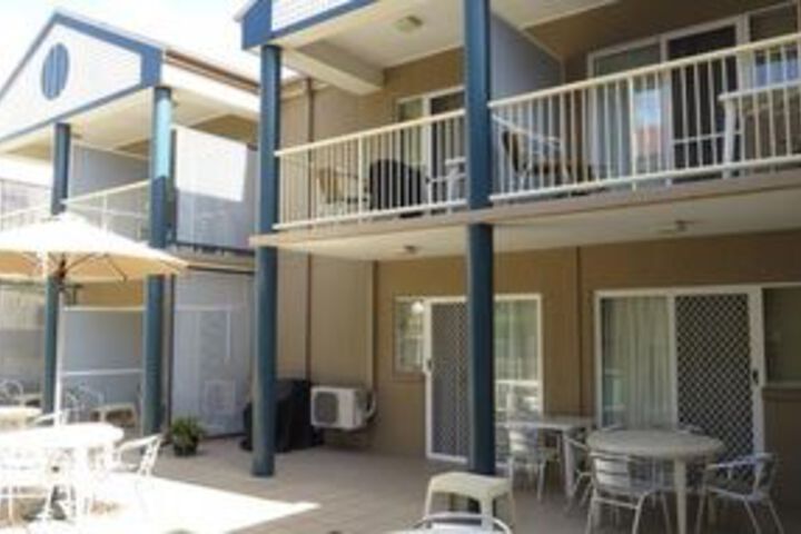 Hotel Exterior 12 of 49