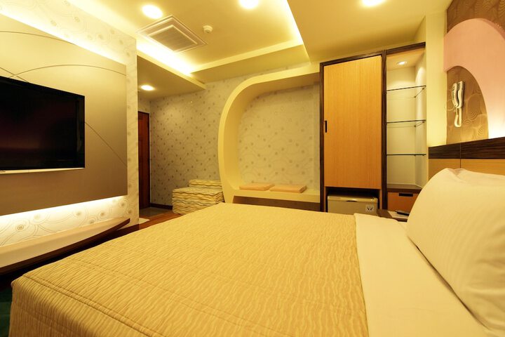 Room 5 of 11