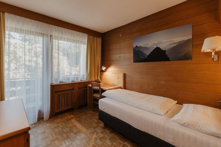 Room 16 of 102