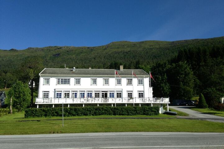 Exterior of Eidsvåg Fjordhotell