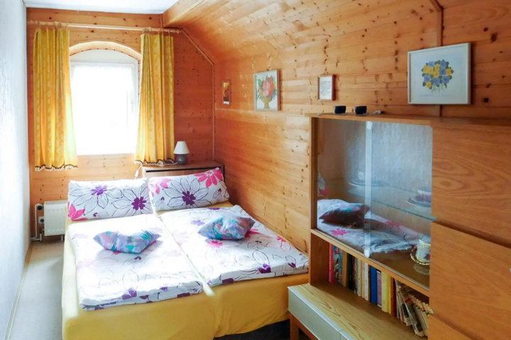 Room 2 of 10