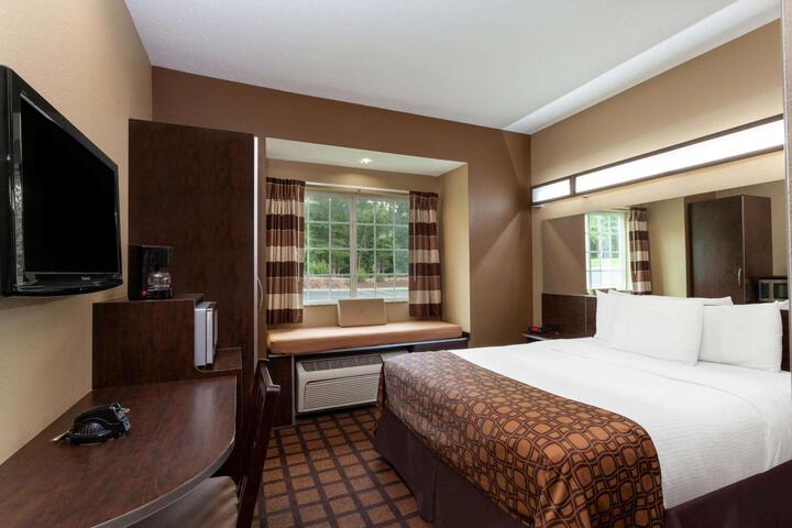 1 Queen Bed Accessible Room (3 of 19)
