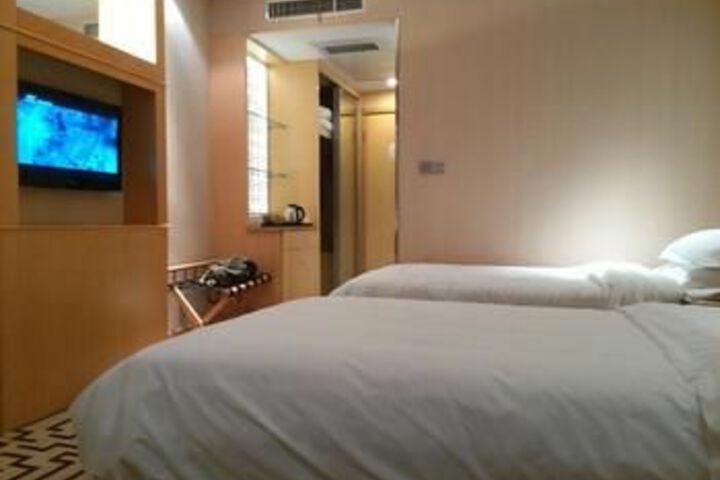 Room 27 of 73