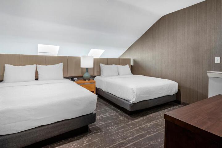 2 Queen Beds (8 of 10)