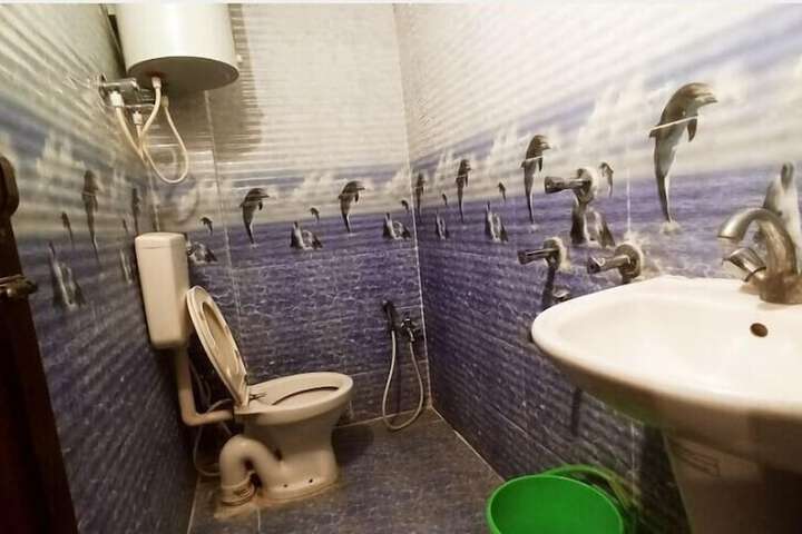 Room 6 of 8