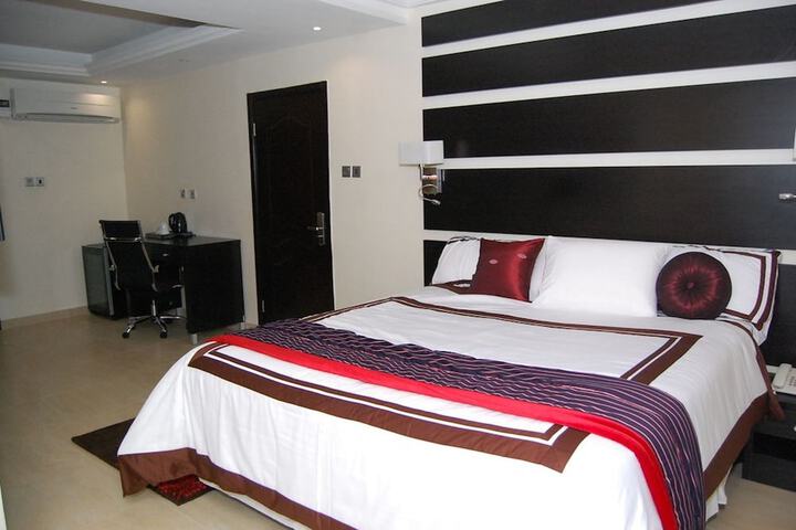 Room 4 of 27