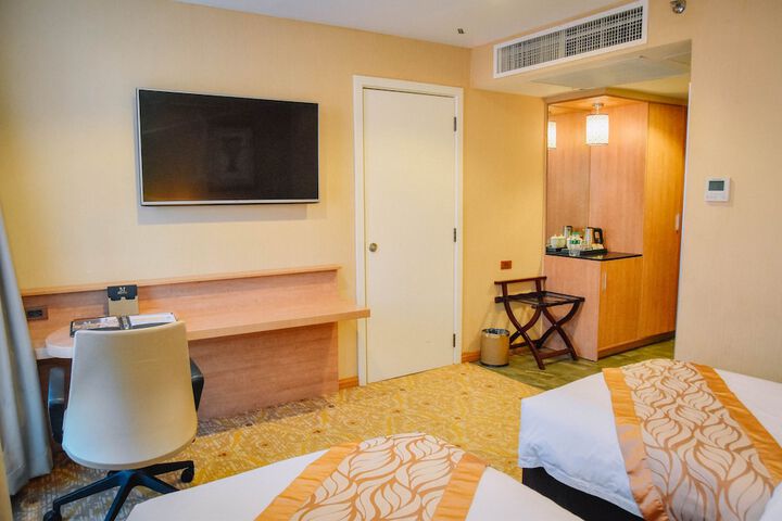 Room 8 of 33