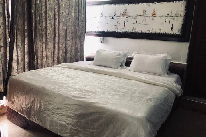 Room 5 of 8