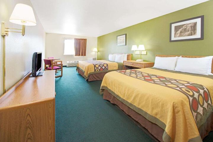 2 Queen Beds (2 of 11)