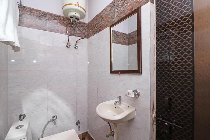 OYO 12911 Velvet Inn