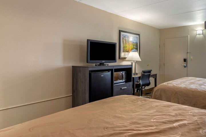 1 Queen Bed (19 of 23)