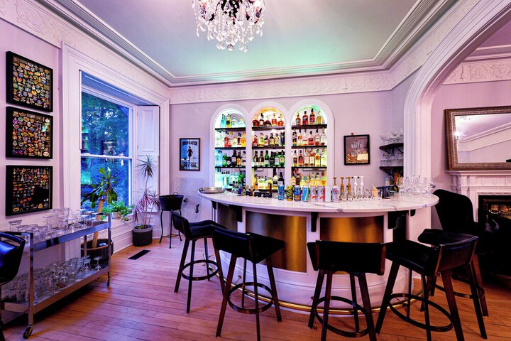 Lounge 38 of 61