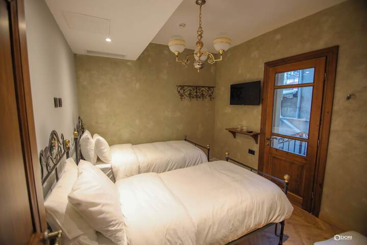 Room 3 of 44