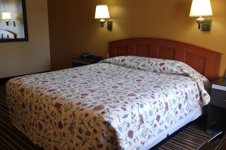Queen Bed Accessible (7 of 9)