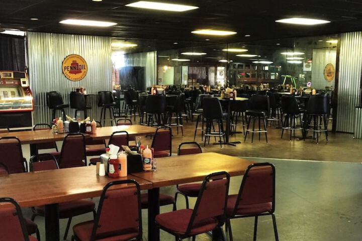 Dining 32 of 42