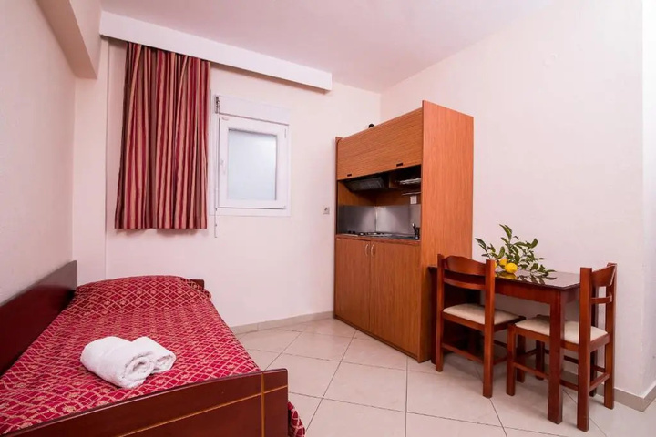 Room 4 of 8