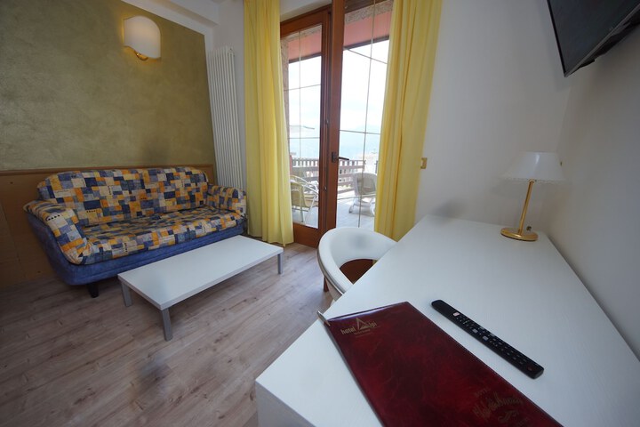 Room 3 of 71