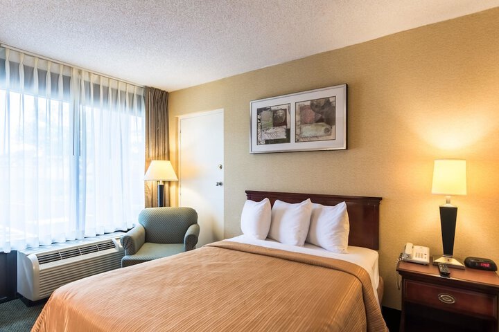 Double Bed Accessible (5 of 5)