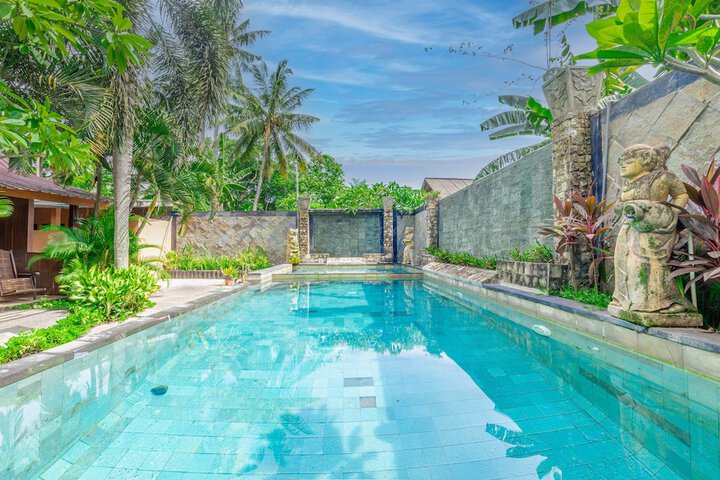 Hotel with Pool