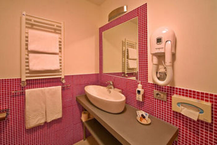 Room 4 of 68