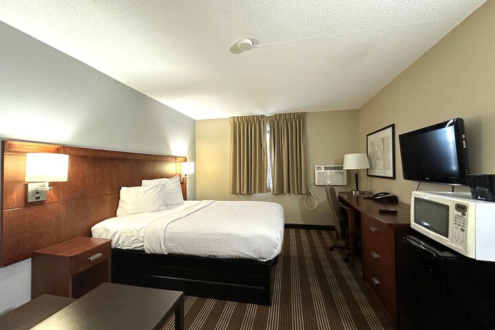 1 Queen Bed (13 of 30)