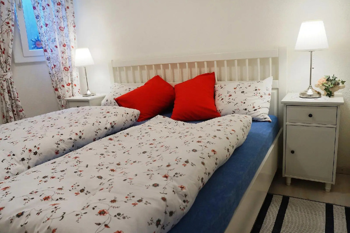 Room 2 of 10