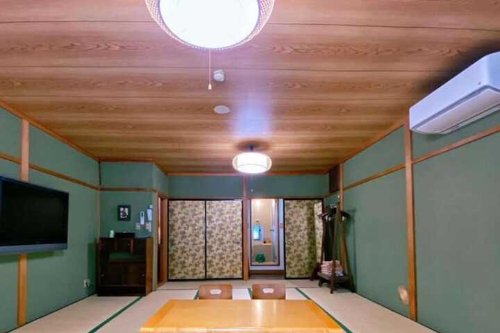 Room 17 of 38