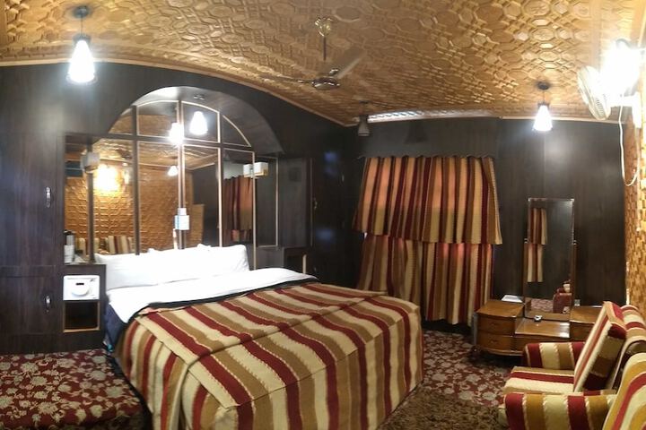 Room 12 of 36