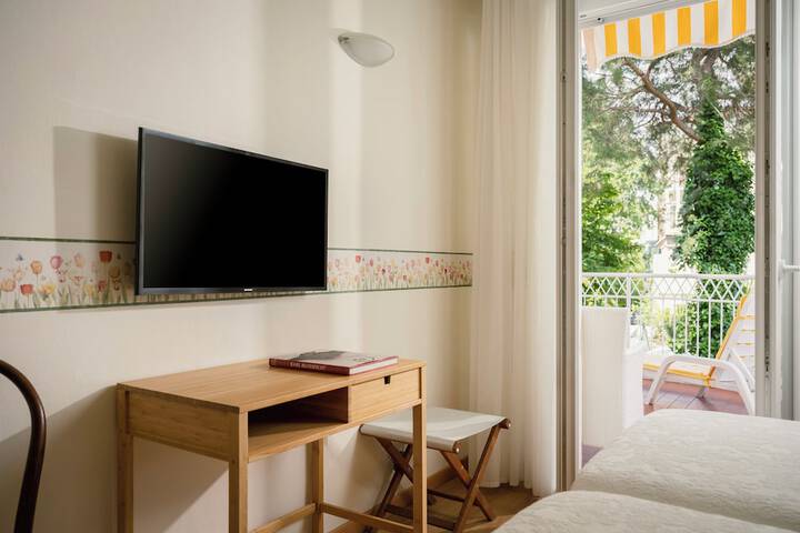 Room 52 of 105