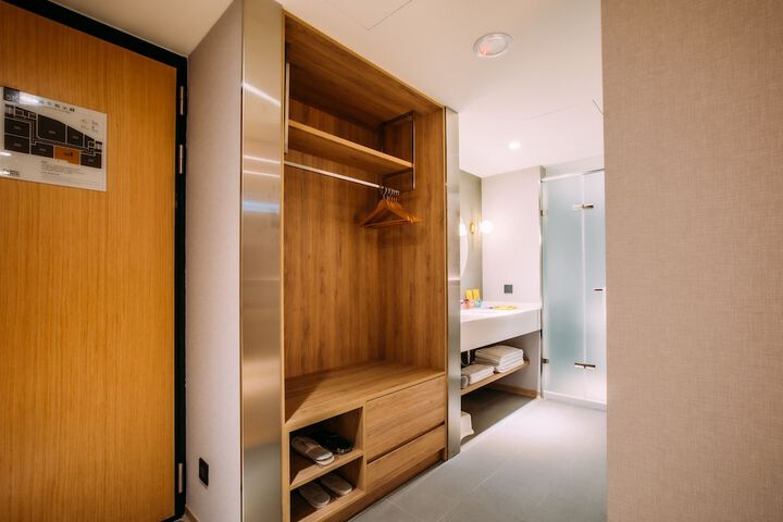 Room 103 of 210