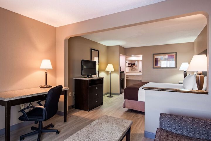 1 King Bed Sofa For Sitting Microwave and Refrigerator Oversized Room Desk Continental Breakfast (7 of 17)
