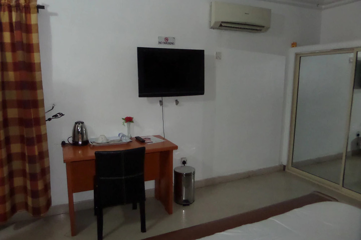 Room 9 of 9
