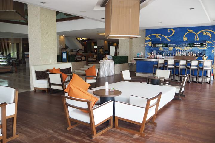 Entrance & Lobby